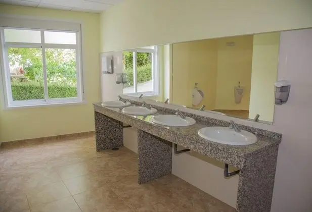 İki Ayrı Yataklı Oda, Ortak Banyo