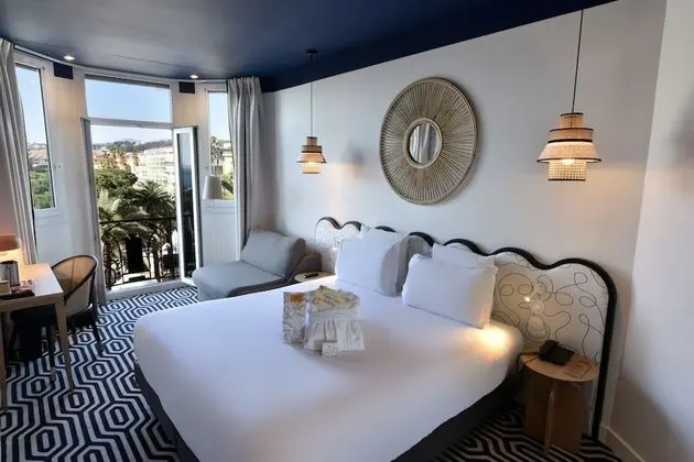 Üç Kişilik Oda, Deniz Manzaralı