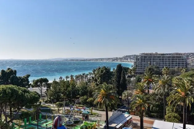 Üç Kişilik Oda, Deniz Manzaralı