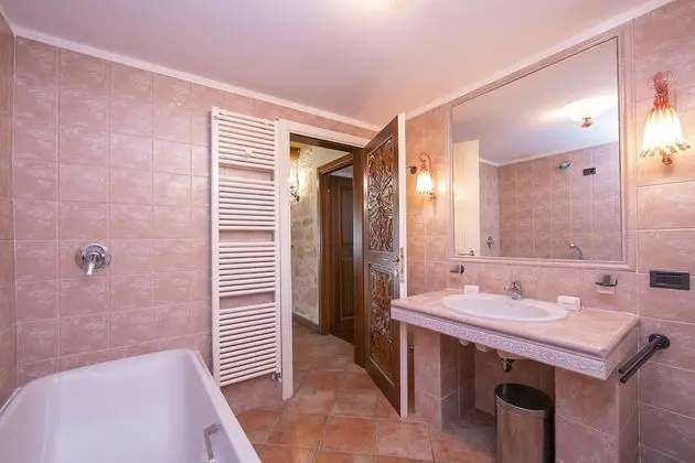 Family Villa, Birden Çok Yatak, Buzdolabı ve Mikrodalga, Bahçeli (Alberta's Liberty House With Pool)