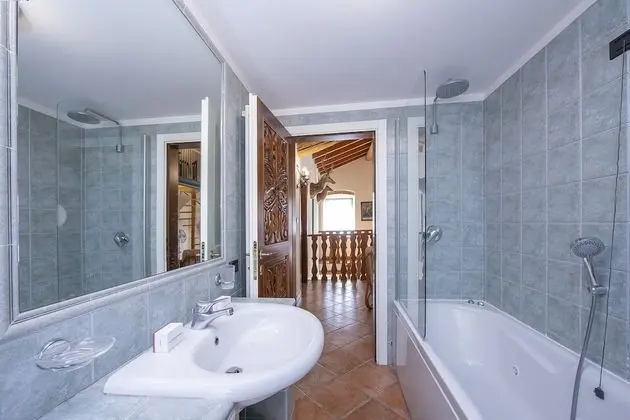 Family Villa, Birden Çok Yatak, Buzdolabı ve Mikrodalga, Bahçeli (Alberta's Liberty House With Pool)