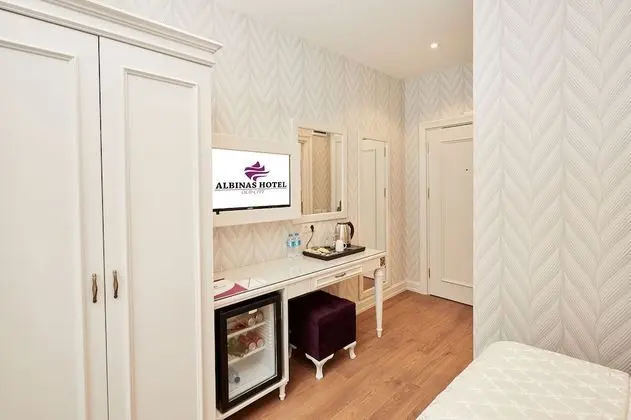 Standard Double Room with Garden (Basement)