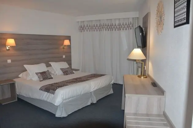 Superior Tek Büyük Yataklı Oda, Balkon, Havuz Manzaralı