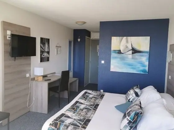 Superior Tek Büyük Yataklı Oda, Balkon, Havuz Manzaralı