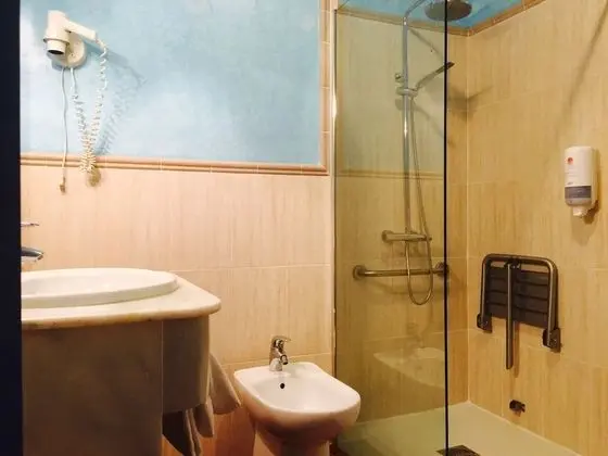 Büyük Yataklı Tek Kişilik Oda