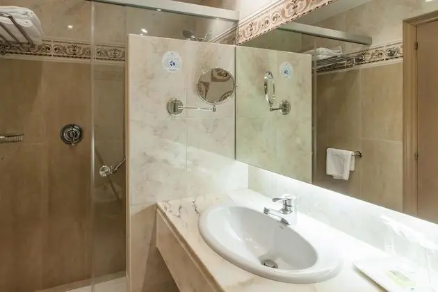 Tek Büyük Yataklı Oda (+ Extra Bed)