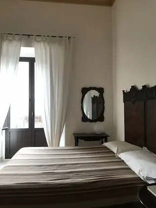 Üç Kişilik Oda, 1 Büyük (Queen) Boy Yatak ve Çekyat, Sigara İçilmez