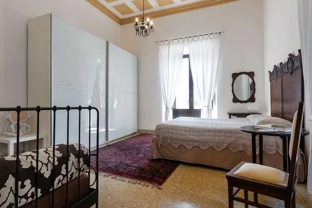 Üç Kişilik Oda, 1 Büyük (Queen) Boy Yatak ve Çekyat, Sigara İçilmez