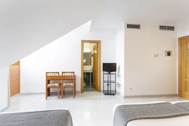 Tek Büyük veya İki Ayrı Yataklı Oda (with extra bed)