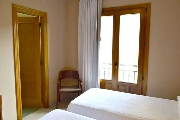 Tek Büyük veya İki Ayrı Yataklı Oda (with extra bed)