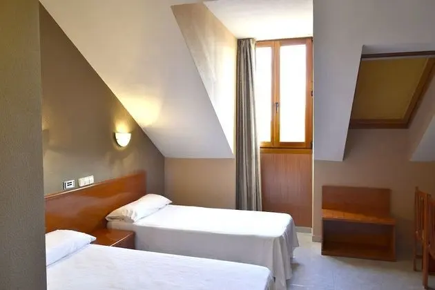 Tek Büyük veya İki Ayrı Yataklı Oda (with extra bed)