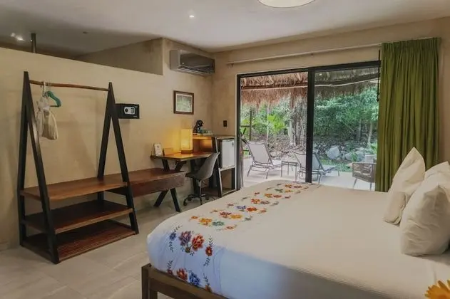 Premium Bungalow 1 King Bed Jetted Tub