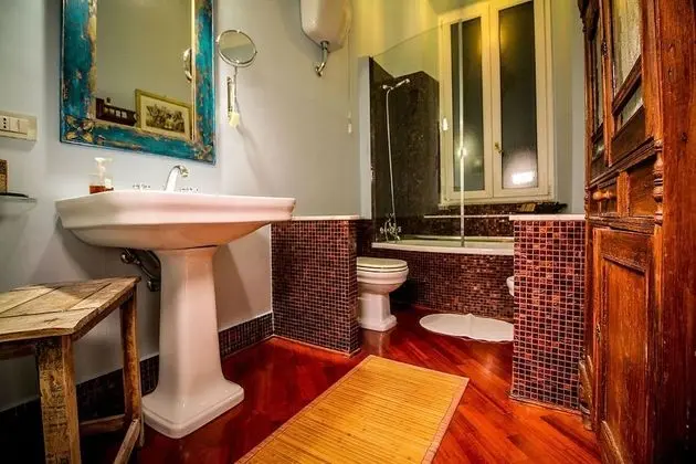 Tek Büyük Yataklı Oda (Private External Bathroom)