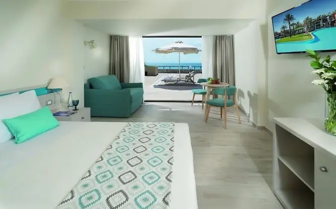 Bungalov (Sea Front Swim Up)
