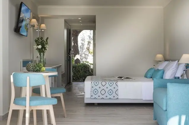 Bungalov (Sea Front Swim Up)