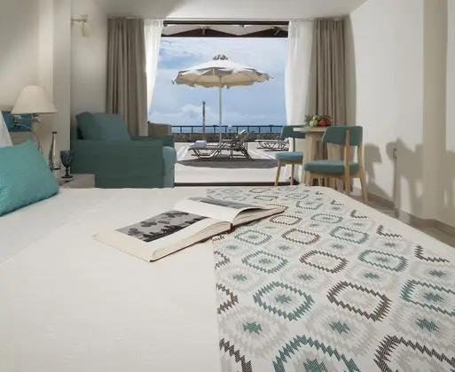 Bungalov (Sea Front Swim Up)
