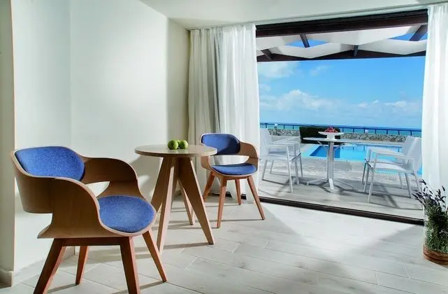 Süit (Sea Front - Sharing Pool)