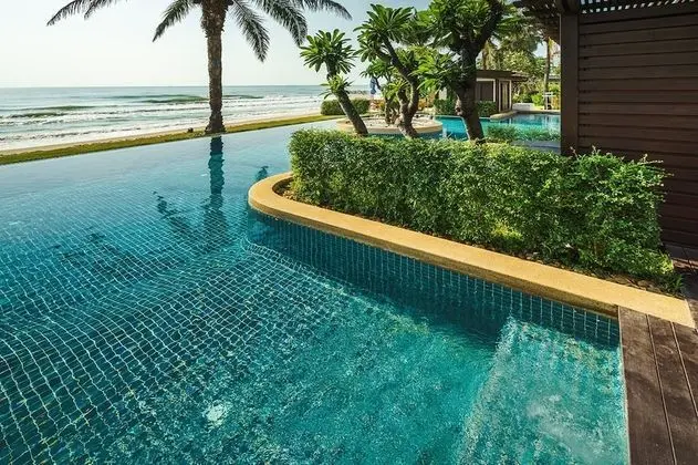 Beachfront Frangipani Residence (Pool Access)
