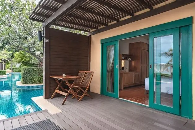 Beachfront Frangipani Residence (Pool Access)