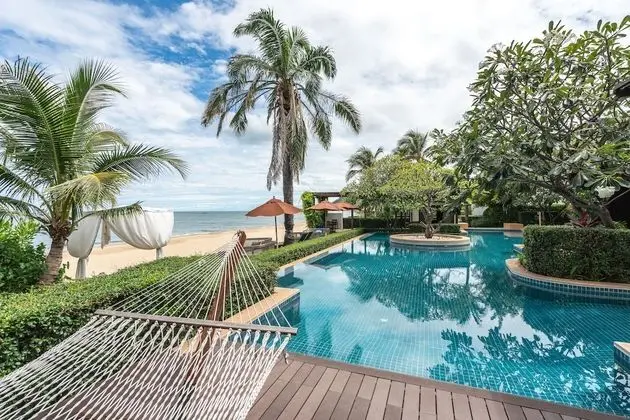 Beachfront Frangipani Residence (Pool Access)