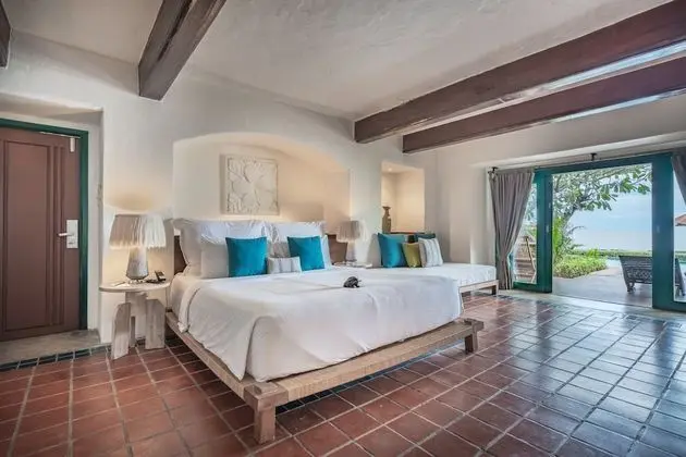 Beachfront Frangipani Residence (Pool Access)