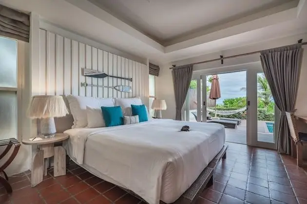 Beachfront Frangipani Residence (Pool Access)