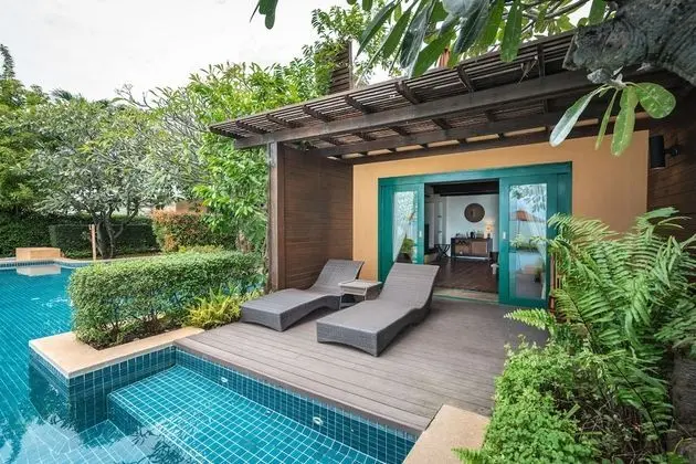 Beachfront Frangipani Residence (Pool Access)