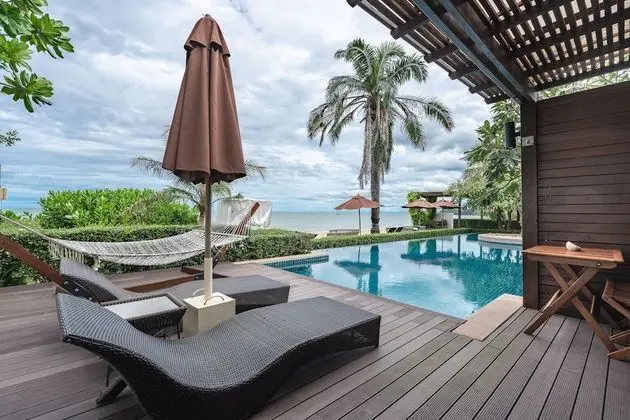 Beachfront Frangipani Residence (Pool Access)