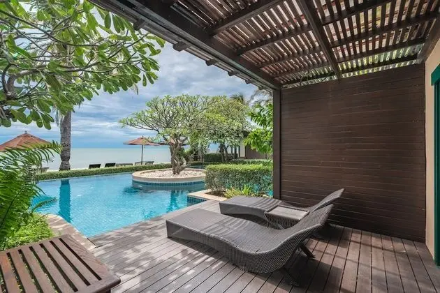 Beachfront Frangipani Residence (Pool Access)