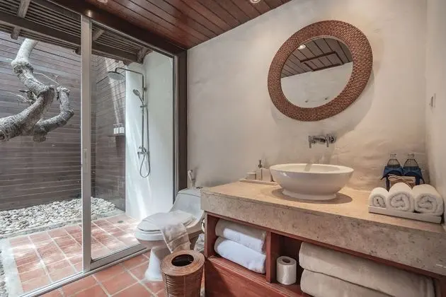 Beachfront Frangipani Residence (Pool Access)