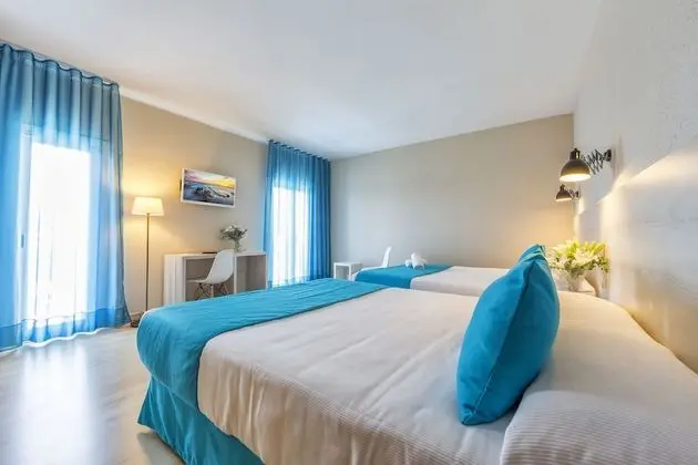 Üç Kişilik Oda, Havuz Manzaralı (2 adults and 1 child)