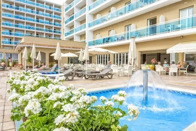 Üç Kişilik Oda, Havuz Manzaralı (2 adults and 1 child)