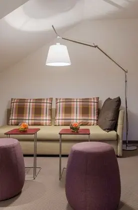 Stüdyo, Ek Bina (Small, 300m from main building)