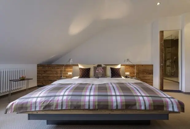 Stüdyo, Ek Bina (Small, 300m from main building)