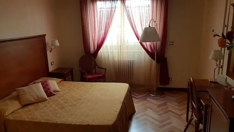 Economy Tek Büyük veya İki Ayrı Yataklı Oda