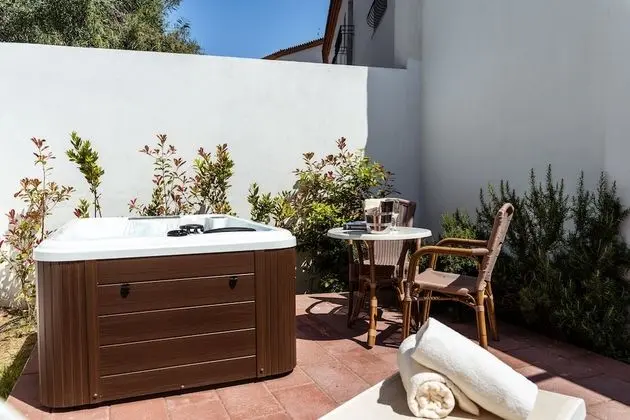 Camera Comfort con letto matrimoniale e o 2 letti singoli, con patio e jacuzzi