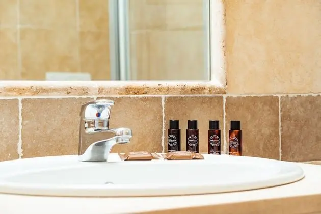 Camera Comfort con letto matrimoniale e o 2 letti singoli, con patio e jacuzzi