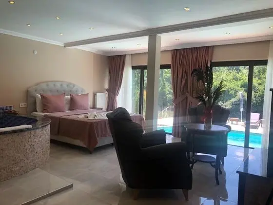 Kırlangıç Oda, Kısmi Nehir ve Havuz Manzaralı, Şömineli