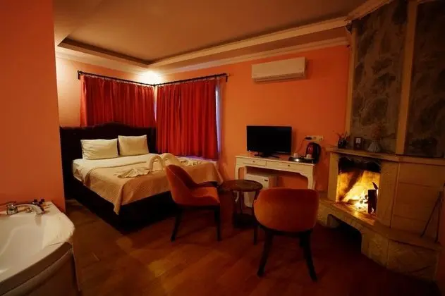Seren Oda, Kısmi Nehir ve Havuz Manzaralı, Şömineli ve Jakuzili