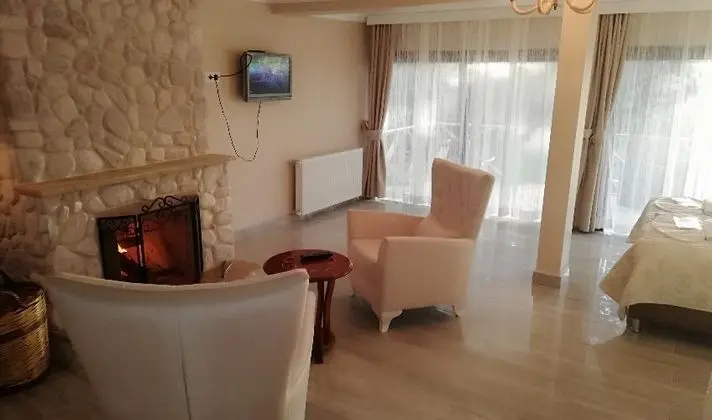 Bahçe Katı Şömineli Oda