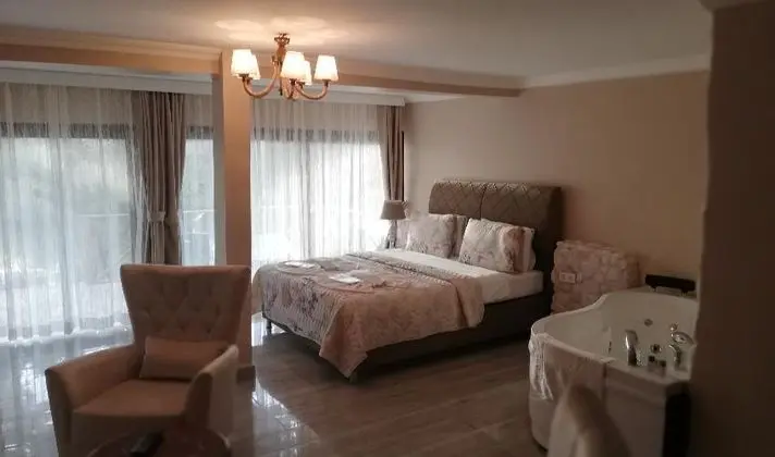 Bahçe Katı Şömineli Oda