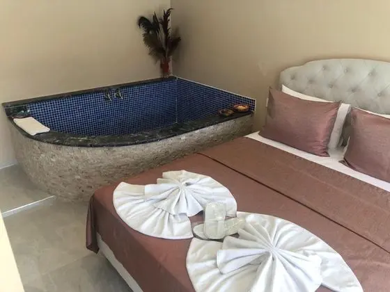 Kırlangıç Oda, Kısmi Nehir ve Havuz Manzaralı, Şömineli