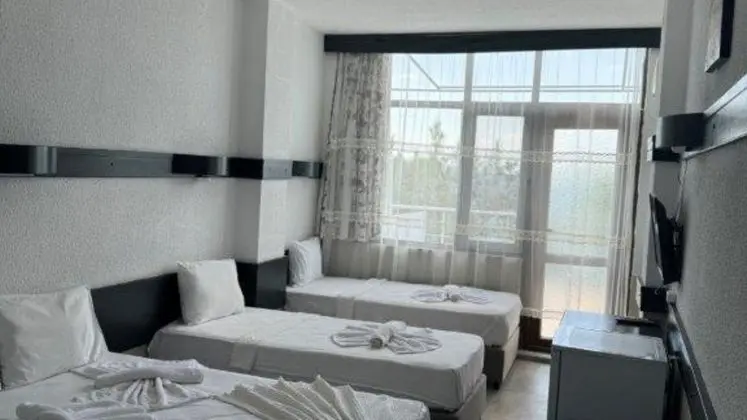 Aile Odası-Deniz ve Havuz Manzaralı