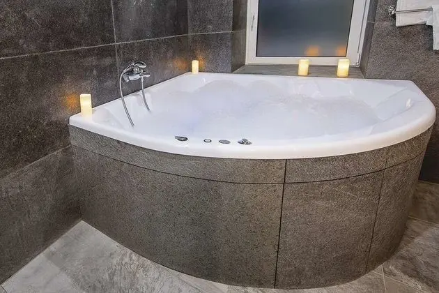 Honeymoon Süit, Jakuzi