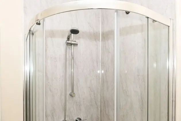 Tek Büyük Yataklı Oda, Ortak Banyo