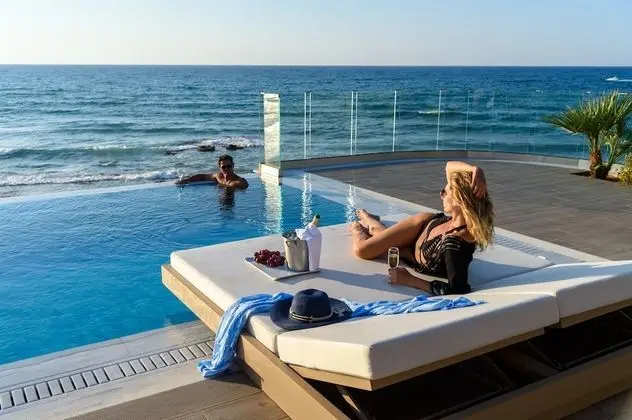 Dream Villa, 2 Bedrooms, Beach Front with Private Pool