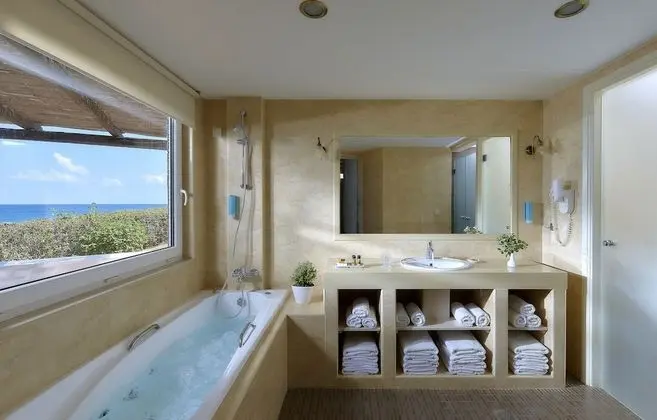 Dream Villa, 2 Bedrooms, Beach Front with Private Pool