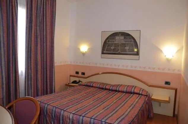 Büyük Yataklı Tek Kişilik Oda