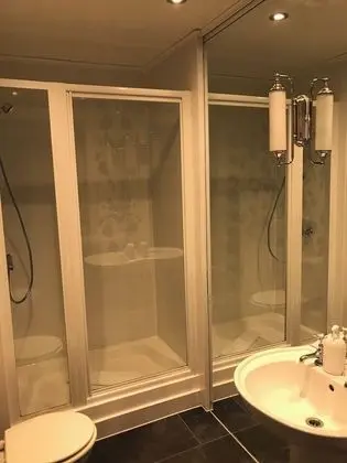 Tek Kişilik Oda, Ortak Banyo