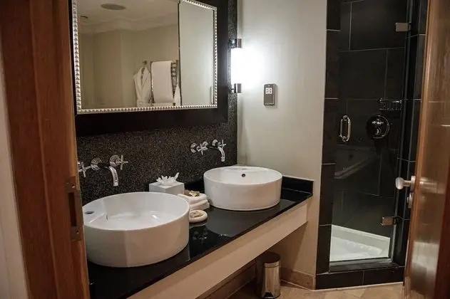 Comfy King Room